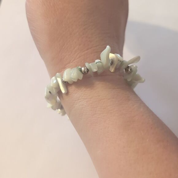 847 Light Green and Silver Beaded Mother of Pearl Stretch Bracelet‎ - Picture 2 of 4